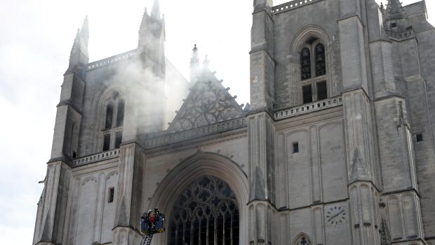 Hasiči zasahují u požáru katedrály Sv. Petra a Pavla ve francouzském Nantes