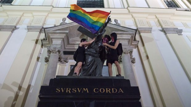 LGBT vlajka na soše Ježíše Krista ve Varšavě