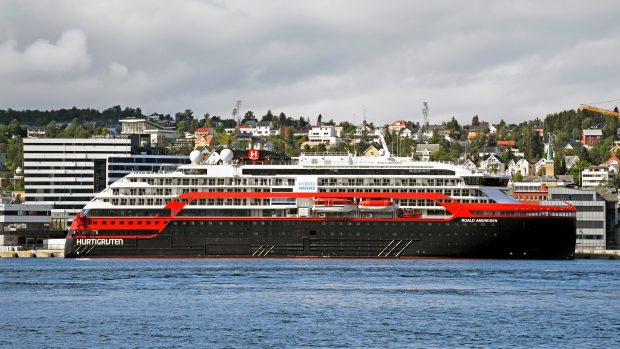 Loď MS Roald Amundsen společnosti Hurtigruten zakotvená v norském přístavu Tromsö