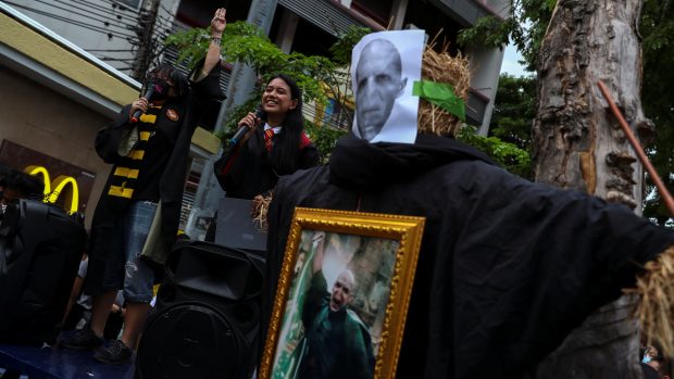 Thajští studenti protestují v kostýmech z Harryho Pottera proti vojenskému režimu