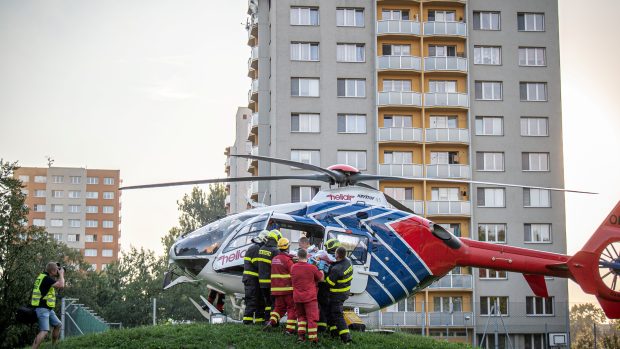 Hasiči a záchranáři u tragického požáru v Bohumíně.