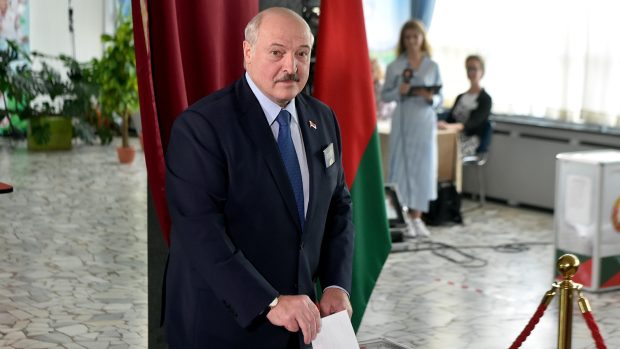 Lístek do urny přišel vhodit i Lukašenko.