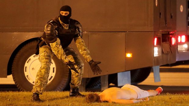 Běloruský policista u těžce zraněného muže