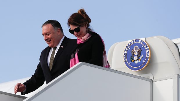 Americký ministr zahraničí Mike Pompeo se ženou Susan po příletu do Prahy