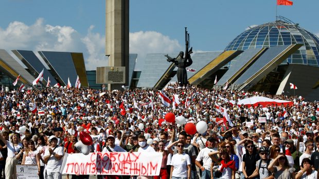 Desítky tisíc protivládních demonstrantů s bílo-červenými vlajkami zaplavily centrum Minsku
