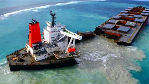 Japonská nákladní loď, která koncem července havarovala poblíž ostrova Mauricius v Indickém oceánu a kvůli uniklému palivu způsobila nejhorší ekologickou katastrofu v dějinách ostrovního státu, se rozlomila na dvě poloviny.