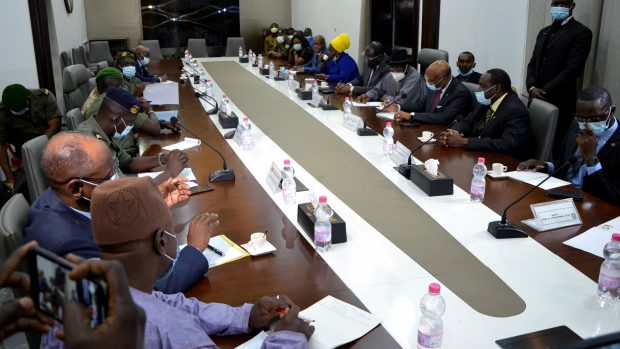 Delegace Hospodářského společenství západoafrických států (ECOWAS) se o víkendu dohodla se zástupci vojenské junty v Mali na některých aspektech dalšího směřování země po armádním převratu z minulého týdne