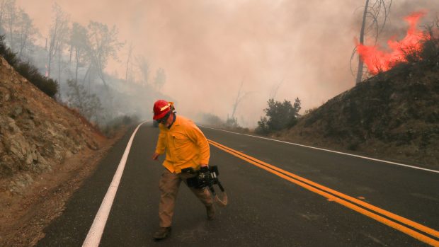 Kameraman zpravodajské televize NBC v hořící oblasti kalifornského Lake County