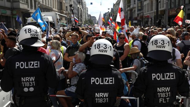 Tisícovky lidí vyšly do ulic Berlína. Protestovaly proti koronavirovým opatřením německé vlády.