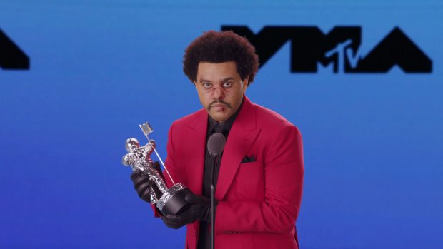 Hlavní cenu za videoklip roku si odnesl zpěvák The Weeknd za video k songu Blinding Lights.