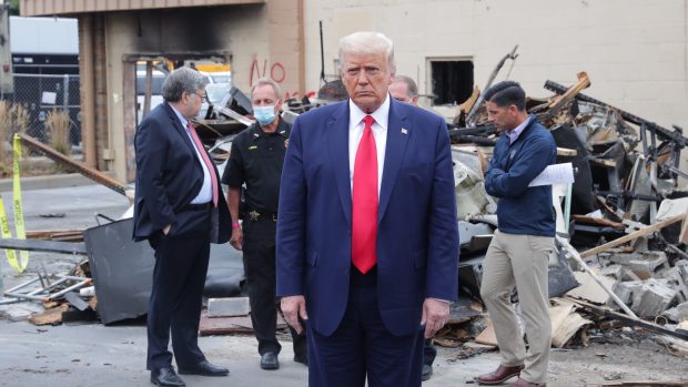 Donald Trump při návštěvě města Kenosha, kde se už přes týden demonstruje proti rasismu a policejnímu násilí.