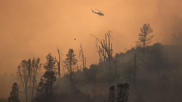 Vrtulník při hašení požáru v Kalifornii.