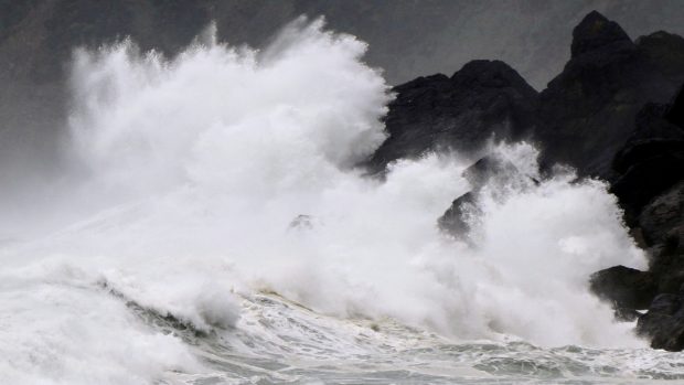 Vysoké vlny způsobené tajfunem Haishen na pobřeží japonského ostrova Amami Oshima