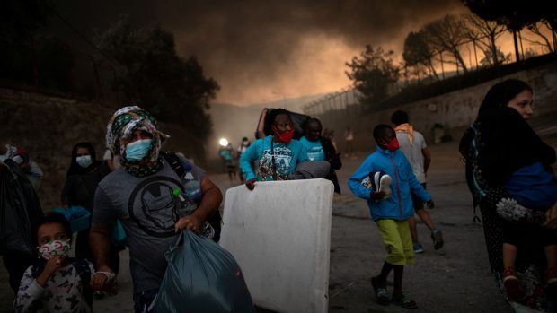 Po požáru uprchlického tábora Moria začne evakuace stovky nezletilých