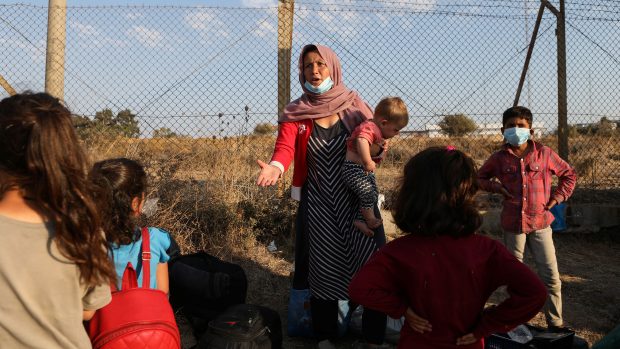 Migranti se na ostrově Lesbos přesunuli do provizorního tábora