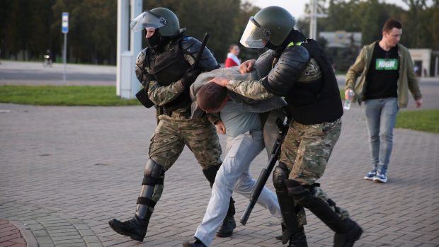Zatýkání protestujících pokračovalo v Minsku i během Lukašenkovy inaugurace