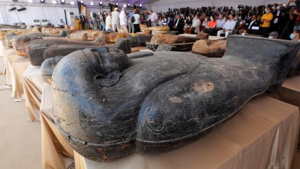 Archeologové odhalili celkem 59 sarkofágů zakopaných před více než 2600 lety na pohřebišti v Egyptě. Nález učinili ve třech pohřebních šachtách v Sakkáře asi 30 kilometrů jižně od metropole Káhiry. Na sobotní tiskové konferenci o tom informoval egyptský ministr pro památky a cestovní ruch Chálid Anání