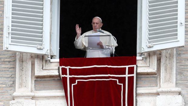 Papež František během kázání z okna na Svatopetrském náměstí v den vydání jeho nové encykliky „Fratelli Tutti“ (Bratři všichni)
