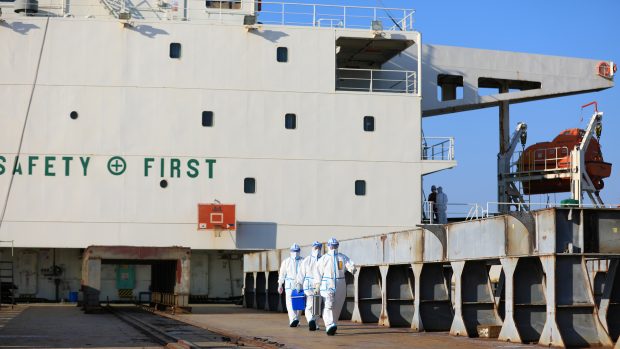 Čínští celníci opouští po inspekci loď