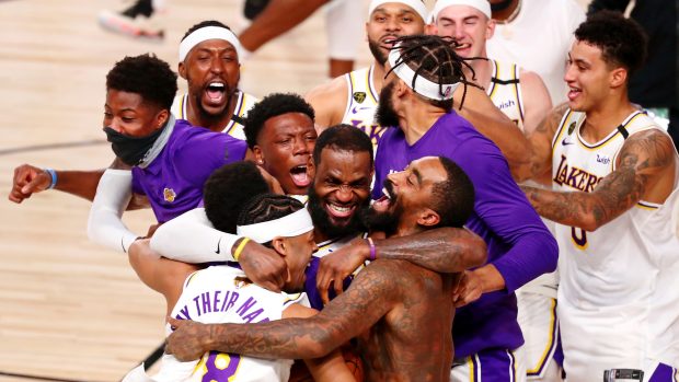 Hráči Los Angeles Lakers slaví titul NBA v sezoně 2019/2020