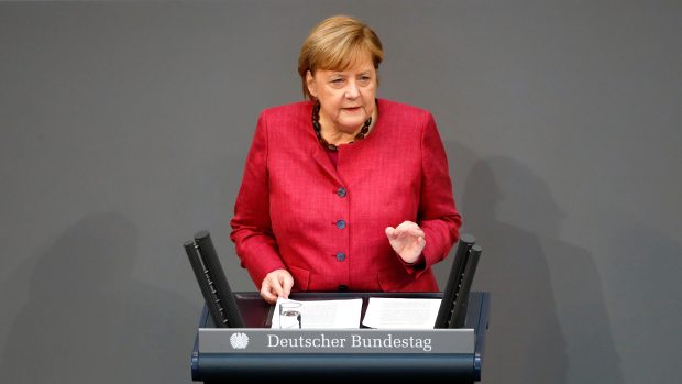 Projev Merkelové ve Spolkovém sněmu přerušovali výkřiky zástupci Alternativy pro Německo
