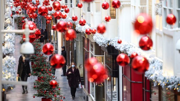 Vánoce sálají z Burlington Arcade v Londýně