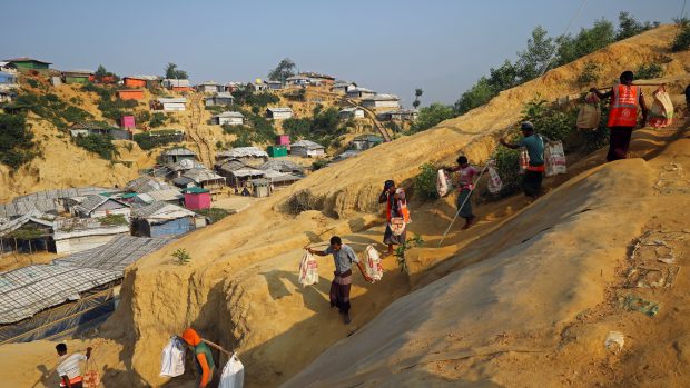 Rohingové přináší materiál na stavbu dalších domů v táboře v Bangladéši