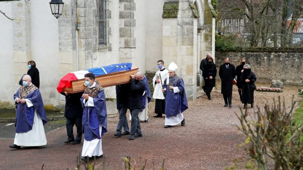 Ve francouzském městě Authon byl v sobotu pochován v úzkém rodinném kruhu bývalý francouzský prezident Valéry Giscard d&#039;Estaing. Giscard