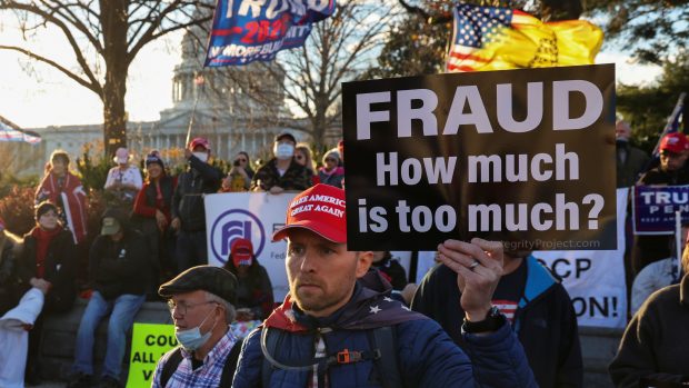 Ve Washingtonu se na protestech proti výsledkům voleb sešlo přes 10 000 lidí