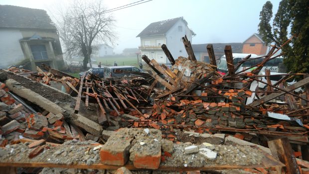 Chorvatsko odstraňuje následky úterního ničivého zemětřesení. Po víc než šestistupňových otřesech v okolí měst Petrinja a Sisak zemřelo nejméně sedm lidí a víc než 20 je zraněných