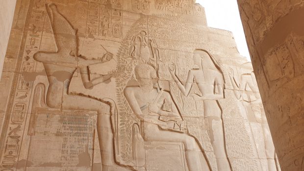 Koronavirová krize je pro obyvatele egyptského Luxoru tragédií. Ekonomické dopady jsou pro ně mnohem horší, než samotná nákaza. Luxor byl celá desetiletí závislý na turistickém ruchu. Tamní staroegyptské chrámy a hrobky figurují na seznamu světového dědictví Unesco