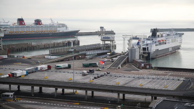 Hned poté, co Británie v noci na pátek úderem půlnoci SEČ definitivně ukončila svazek s Evropskou unií, začali řidiči kamionů před vjezdem do vlakové soupravy v Eurotunnelu předkládat na francouzské straně celní dokumenty. Do Británie kamiony dorazily včas a do francouzského Calais vypluly z anglického Doveru první trajekty