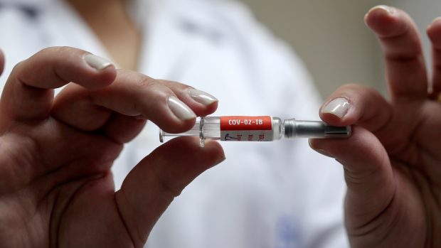 Čínská vakcína CoronaVac v rukou brazilské sestry