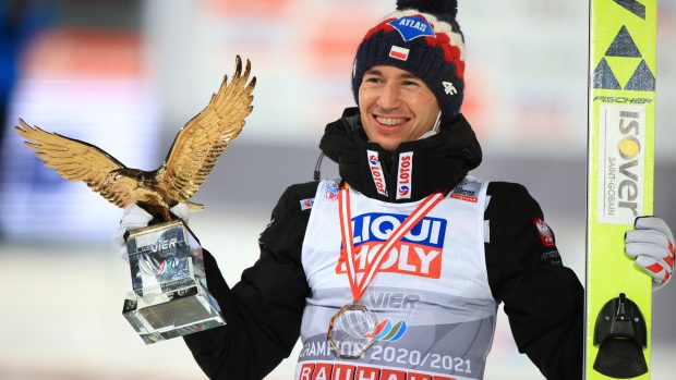 Kamil Stoch se raduje s trofejí Zlatý orel