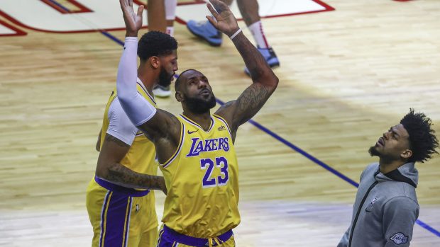 Basketbalista LeBron James, za ním další hvězda Lakers Anthony Davis