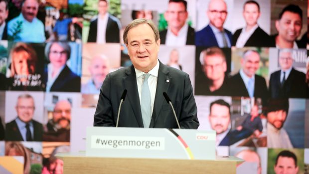 Novým předsedou německé vládní CDU se stal ministerský předseda Severního Porýní-Vestfálska Armin Laschet