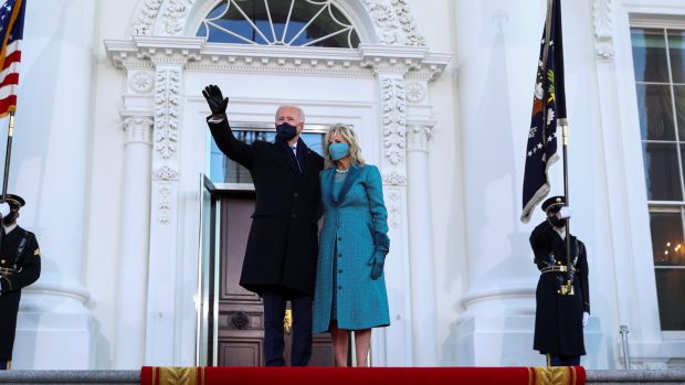 Joe Biden vstoupil kolem desáté večer středoevropského času poprvé do Bílého domu jako prezident