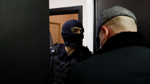 Policisté v bytě Alexeje Navalného