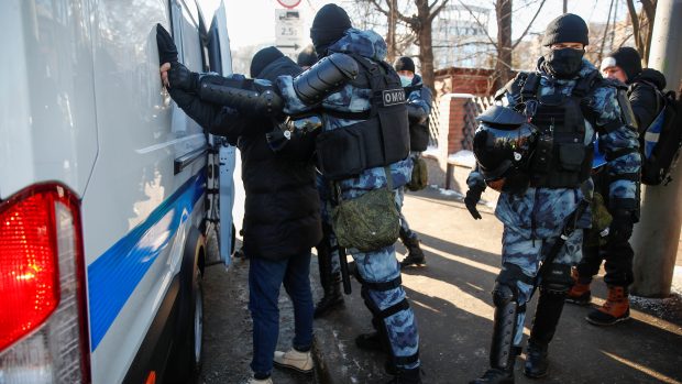 Policie zatýkala demonstranty před soudní budovou ještě před verdiktem