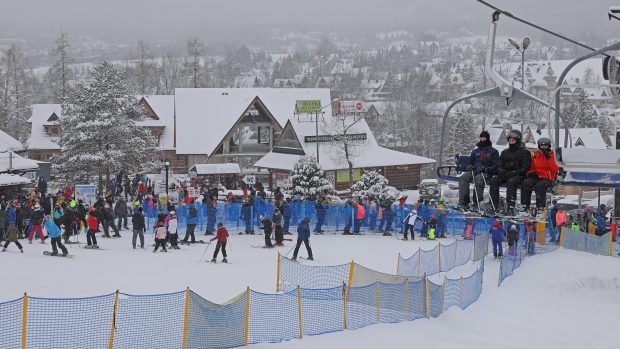 Lyžaři a turisté zaplnili polské středisko Zakopané v Tatrách.