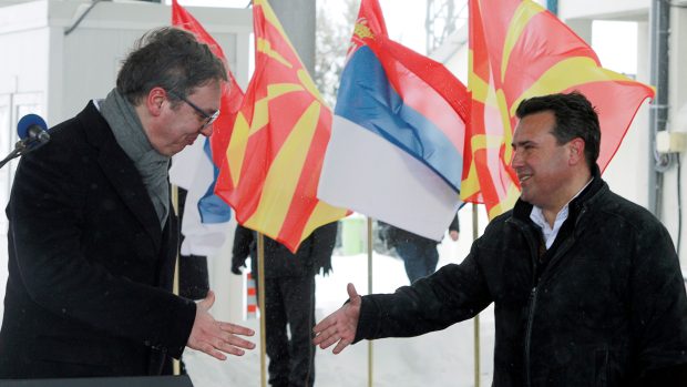 Srbský premiér Aleksandar Vučić (vlevo) s makedonským protějškem Zoranem Zaevem při předání vakcín.
