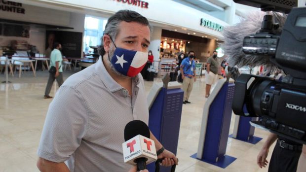 texaský senátor Ted Cruz odpovídá novinářům na letišti v Cancúnu
