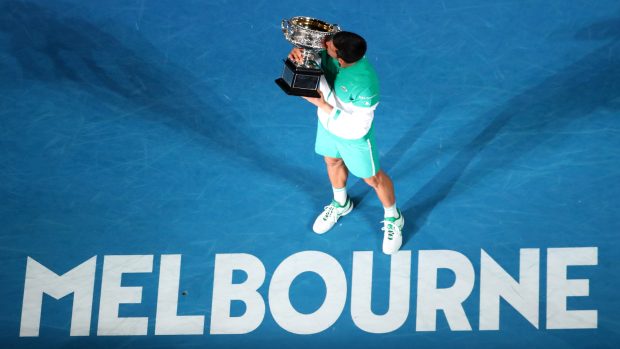 Novak Djoković s trofejí pro vítěze Australian Open.