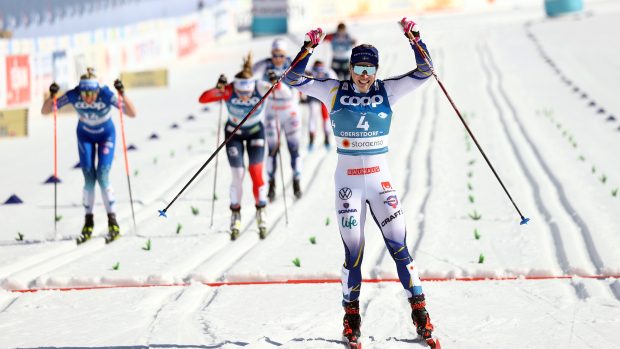 Švédská běžkyně na lyžích Jonna Sundlingová v cíli finále mistrovství světa