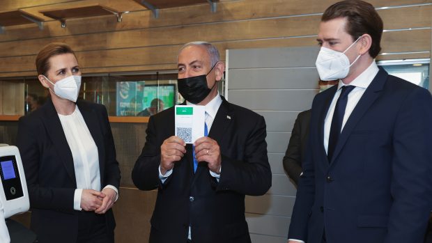 Izraelský premiér Benjamin Netanjahu představuje tzv. zelený pas rakouskému kancléři Sebastianu Kurzovi a dánské premiérce Mette Frederiksenové