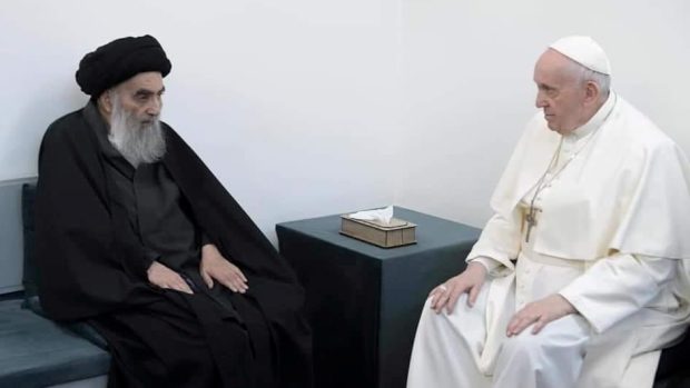 Papež František s šíitským duchovním Alím Sistáním v Nadžafu