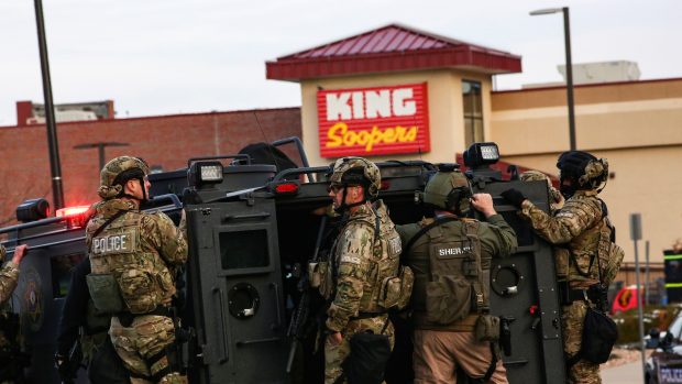 Policisté před obchodem v Boulderu v Coloradu, kde střelec zabil nejméně deset lidí