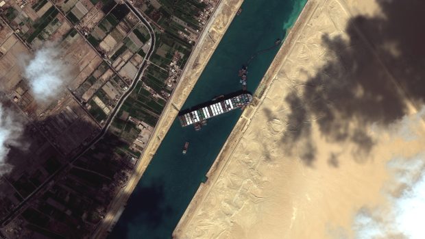 Loď Ever Given uvízlá v Suezském průplavu.