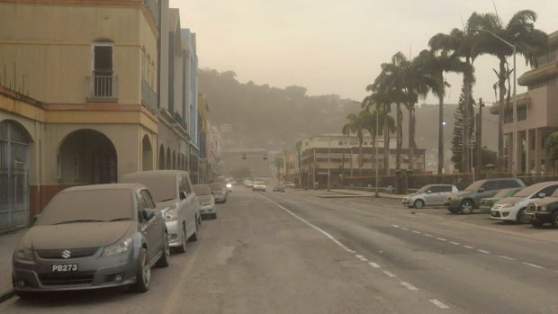 Východokaribský ostrov Svatý Vincenc pokryl prach z pátečního výbuchu sopky La Soufrière. Na ostrově je stále cítit zápach síry, sopečný popel je všudypřítomný a zastiňuje také slunce, viditelnost je kvůli popelu nízká