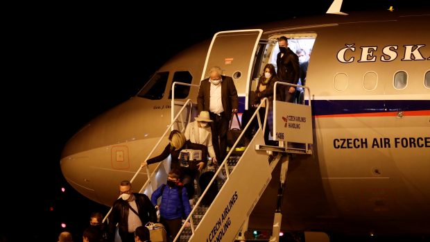 Na ruzyňském letišti přistál český vojenský speciál s dvacítkou vyhoštěných zaměstnanců českého velvyslanectví v Moskvě